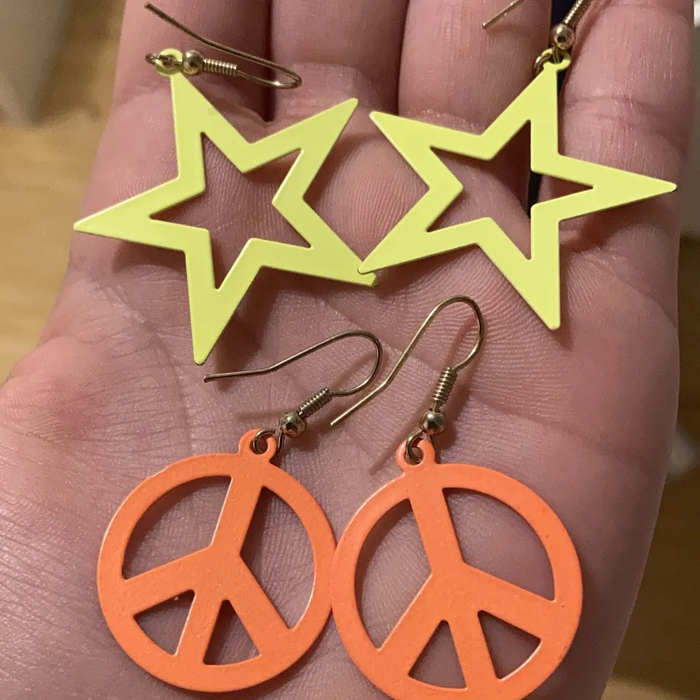 Det här är några fina färgglada örhängen i både färgerna orange, rosa och gul. Väldigt roliga och söta färger samt fina symboler. DESSA SÄLJS JUST NU FÖR 15 KR!! 3 för 1😍. Accessoarer.