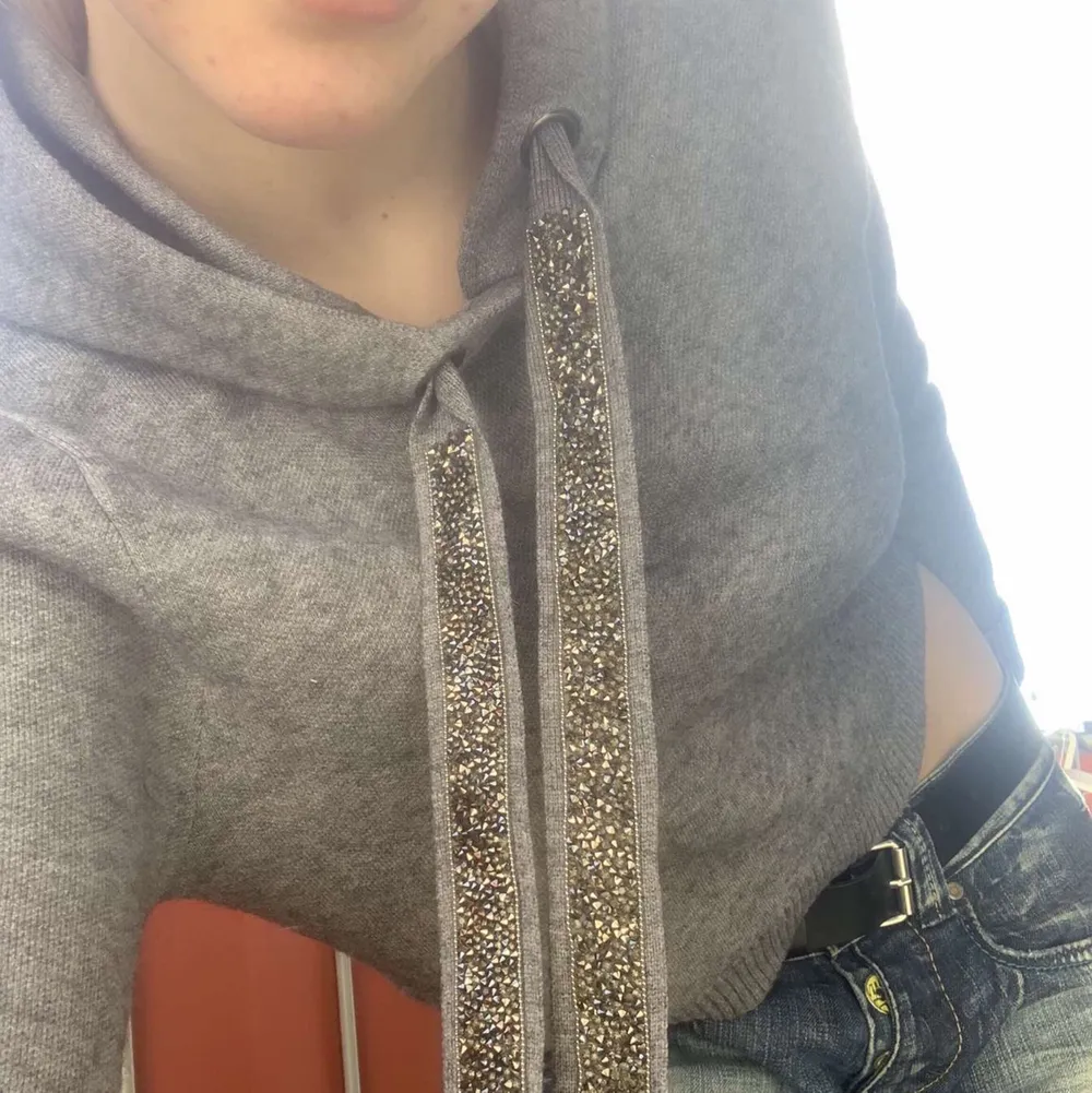 En super fin hoodie som är super fin med ett par jeans till😍 säljer den pga inte min stil✨pris kan diskuteras vid snabb affär!✨💕. Hoodies.