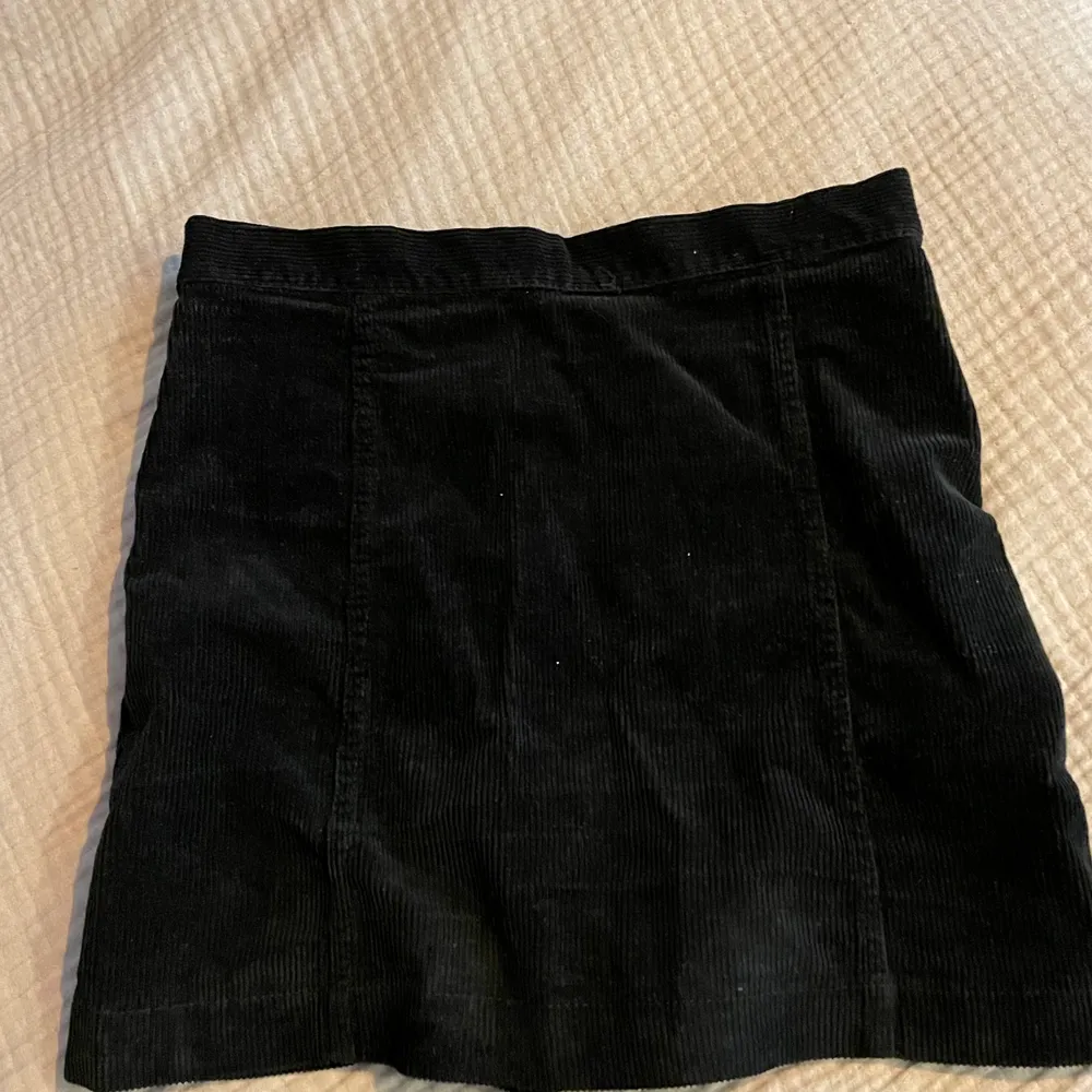 Corduroy kjol från Brandy Melville. Använd fåtal gånger. Köparen står för frakt 📦 Skick: 10/10. Kjolar.