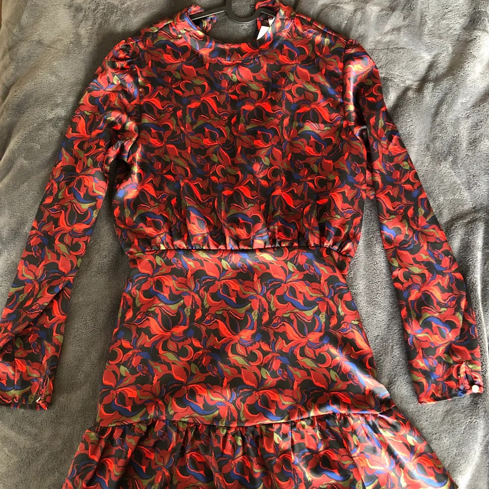 Lovely short dress with cute pattern - works for spring and winter time! Never worn, the tag is still there. French brand Kouka Paris. Size M but a bit tight . Klänningar.