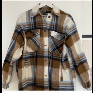 Skjortjacka från Zara - Slutsåld rutig skjortjacka från Zara. Är i nyskick. Brun/blå/vit