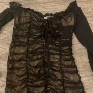 Dennis maglic fest klänning - Endast använda 1 gång, säljer pga för liten. Köparen står för frakt