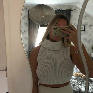 Polokrage linne - Mysigt stickat linne med polokrage. Fräsch till hösten och har glitter detaljer. Har croppat själv<3 står ej storlek men passar XS-M