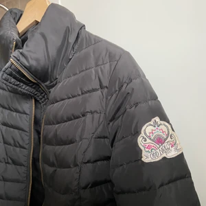 Odd Molly jacka, storlek S - Jättefin Odd Molly dunjacka som är använd Max 10 gånger. Sitter supersnyggt på kroppen och är varm och skön. Nypris är 1999 kr. Säljes för endast 500kr eller högsta bud. 