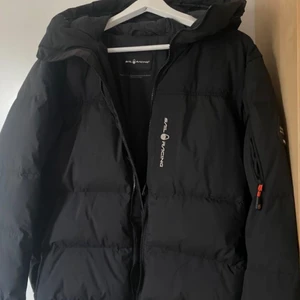 Sailracing vinterjacka  - Sailracing jacka strl M, denna jacka använda jag förra vintern stor och varm är den såklart! De bra skick på jackan inga skador eller problem alls med den.