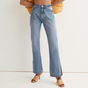 Blåa raka jeans med slits - Säljer nu mina blåa raka jeans med slits eftersom dom är förstora. Dom är i storlek 40 och kommer ifrån hm. 