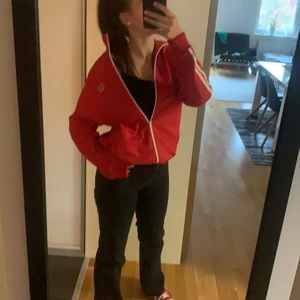 Fred Perry  - Jätte fin fred Perry zip up, knappt använd storlek M vilket gör att den sitter snyggt oversized på ungefär en S-liten M. Nypriset ligger på ca 1000.Fraktkostnad tillkommer på 66kr men kan annars mötas upp i Stockholmsområdet! Kolla in min profil för fler plagg då jag samfraktar, skriv för frågor och funderingar, kram!