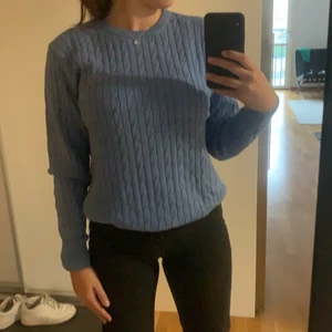 Gant - Stickad tröja från gant, snygg med vit skjorta under, storlek 176 vilket motsvarar en S. Köpt på kidsbrandstore, frakt tillkommer på 66 kr. Skriv för frågor osv, kram! Kolla in min profil för fler plagg då jag samfraktar