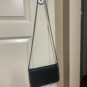 Väska  - Säljer nu min väska då den inte kommer till användning💞 100kr + frakt!!