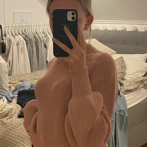 Lusia Lion X NA-KD stickad tröja XS - Superfin rosa stickad tröja från Lusia Lion X NA-KD. Den är i storlek XS och är lite kortare, den har små hål som detaljer längs sidan av kroppen och är superfin 😊 säljer för 60kr