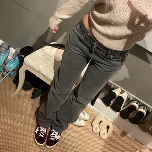 Zara jeans - Säljer dessa helt slutsålda Zara jeans! De är lågmidjade och raka i modellen och finns inte i utbudet längre. De är använda ca 5 gånger och helt i nyskick. Strl 38 och för referens är jag 1,68 och har vanligtvis S! Nypris 599kr om jag inte minns fel💕