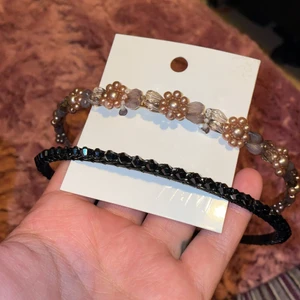 Blommigt diadem, svart diadem - Nypris 89:90kr/st. Säljs för 30kr tillsammans eller 20kr/st. 