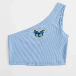 Croppad topp - Denna ljusblåa toppen säljer jag från shein då den inte kommer till användning, den är i ett mjukt och behagligt material. På bilden kan det se ut som tröjan har ränder på sig men den är enbart helt ljusblå, bilderna är lånade så det är bara att komma privat för egna bilder💞 Den är dessutom helt i nyskick då den endast är testad. 39 + frakt