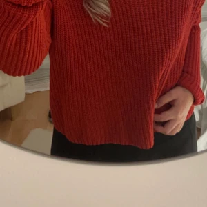 Röd stickad kofta  - Skön ganska tunn röd stickad kofta från H&M. Stl M men ganska stor i storleken tycker jag. ”Kryss” detalj bak. Perfekt nu till hösten eller vinter! ❤️