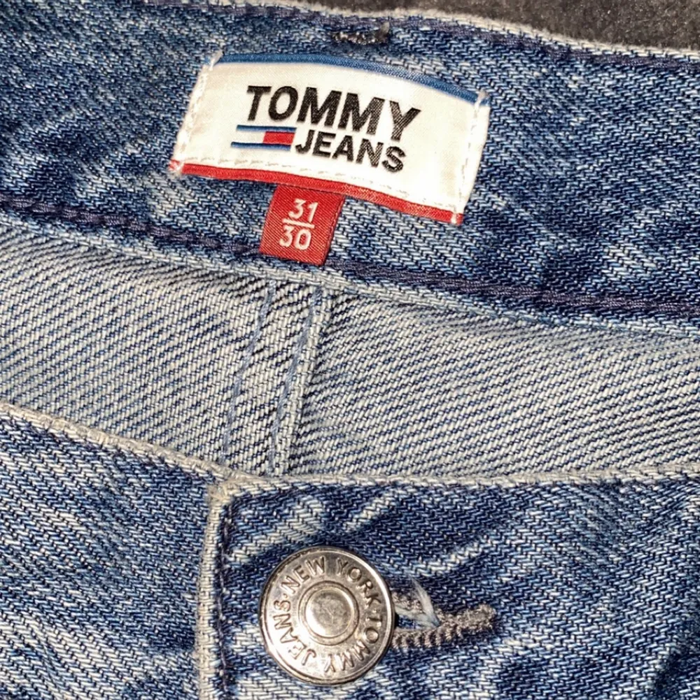 Nyinköpta Tommy hilfiger jeans! Lite små i storlek för mig! Inköpta för 1190kr!. Jeans & Byxor.