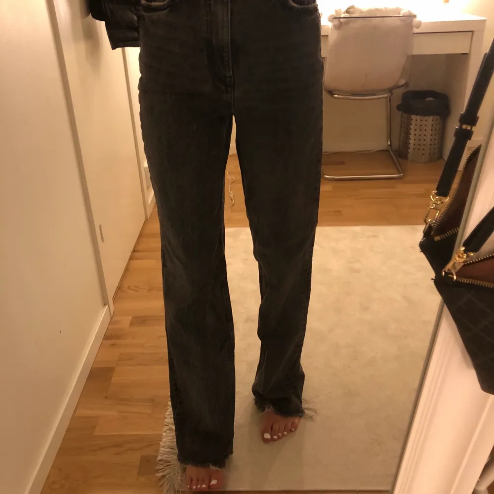 Byxor från Zara. Jag är 170 så de är långa, passar till inprincip allting. färgen är ”urvättad grå”. . Jeans & Byxor.