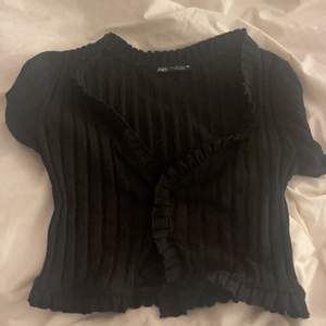 En svart tröja ifrån zara i strl S. Säljer gör 100kr!! Säljer pga har en annan typ likadan så den är nästan aldrig använd🤍