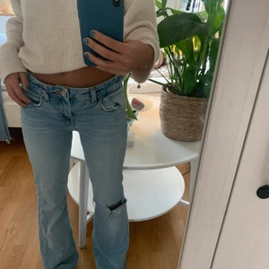 Jeans - INTRESSEKOLL! Så sjukt fina lågmidjade jeans från zara! Inte helt säker på om jag ska sälja men vill se vad jag kan få för dom! Skriv privat vad du hade kunnat betala, säljer endast vid bra bud :) HÖGSTA BUD: 360 kr