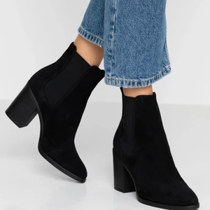 svarta stövletter med klack, strl 38 - Svarta matta stövletter från even&odd i storlek 38. Original lådan finns kvar. Använda ett få antal gånger.  Skriv gärna för mer bilder eller frågor💓