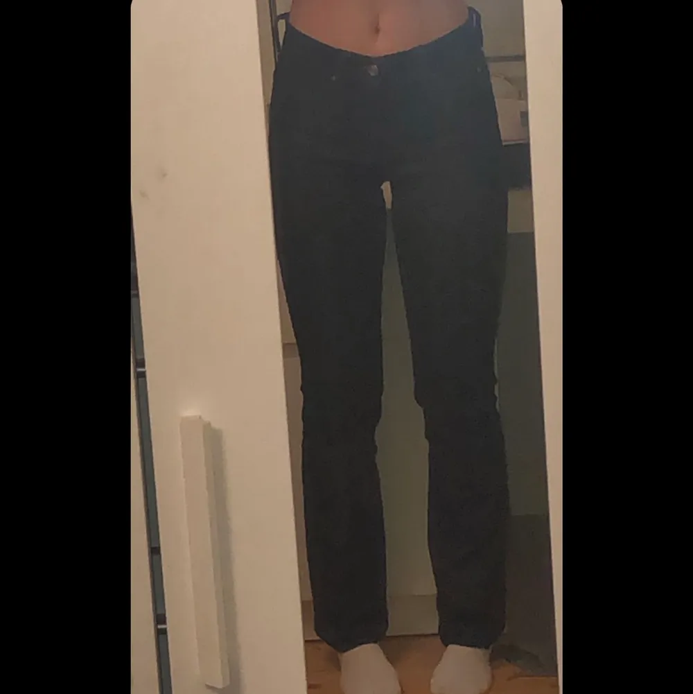 Säljer dessa sjukt fina jeans!! De är lite för korta för min smak, men jag är 169 och de hade passat jättebra på någon runt 160-167. Jag har vanligtvis storlek S/M och de passar bra på mig, men tror att de hade passat även mindre storlekar om man använder skärp❤️. Jeans & Byxor.