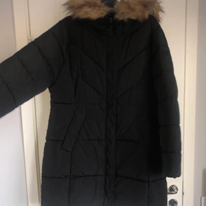 Mc Kinley jacka - Svart McKinley jacka i strl. 46 Inköpt i vintras och är i fint skick! (den bruna jackan är endast referensbild)