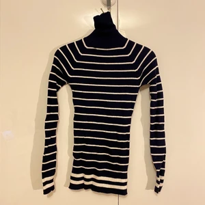 Randig polotröja - Ribbad randig polotröja i marinblå och vit