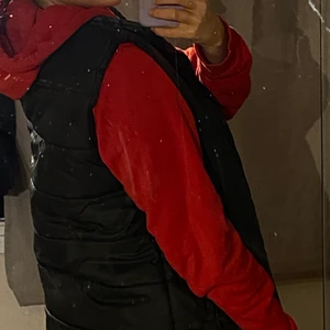 höst väst - köpt från plick i sommras för 350ish kr då de var poppis med väst, tror starkt att trenden kommer komma tillbaka nu till hösten men har inte haft nån användning av den då jag äger flera jackor och väst passar inte mig. säljer för 80kr + frakt storlek L 