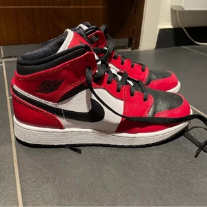 Röda Air jordan 1’s strl 38 - Köpta för 2750 säljs för 1800. Inga bud, försten får de. Finns kvitto om det behövs. Helt nytt skick utan defekter. Använda någon gång bara. Jätte fina och helt nya. Jordan skolådan medföljer. Meddela för fler bilder. Säljs för att jag vill ha i annan färg. 