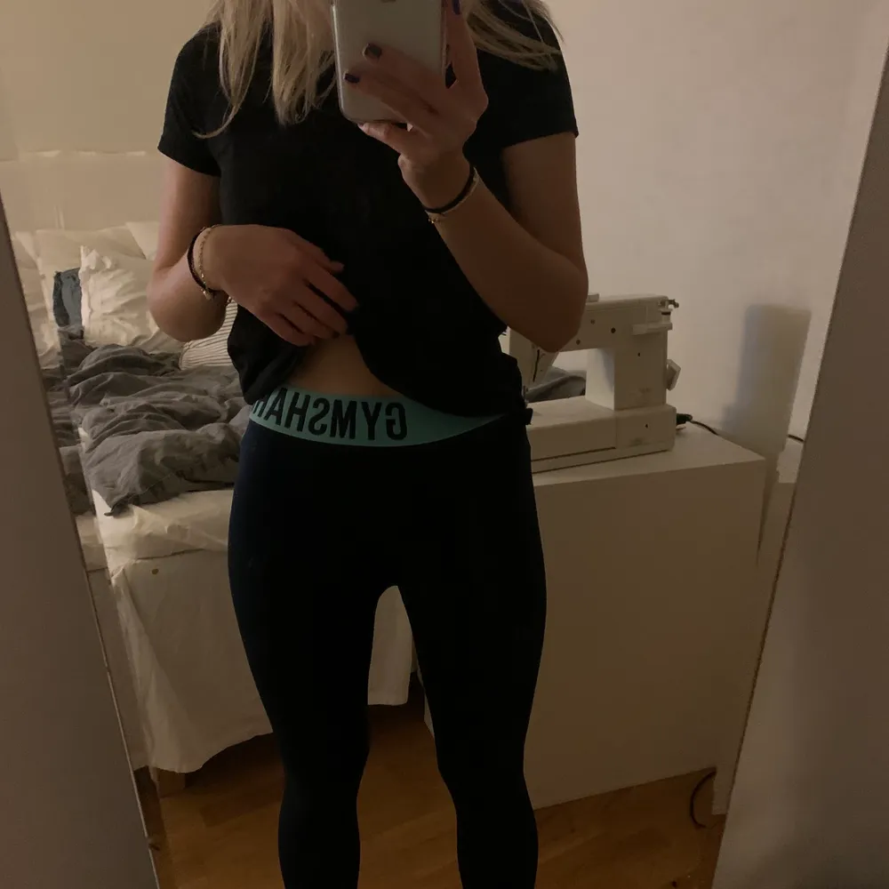 Världens skönaste stretchigaste träningsthigts från GYMSHARK. Mörkblåa med turkos kant. Inga sömmar. Man kan välja om man vill att de ska vara högmidjade eller lågmidjade. . Jeans & Byxor.