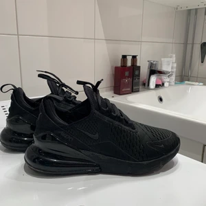 Nike 270  - Säljer dom här jätte fina skorna, köpte dom för 1700 och säljer dom för 1200 alltså 500 kr billigare även fast dom är helt nya , fick hem dom för 2 dagar sen och eftersom dom är för små för mig så säljer jag dom , STORLEK 38-39
