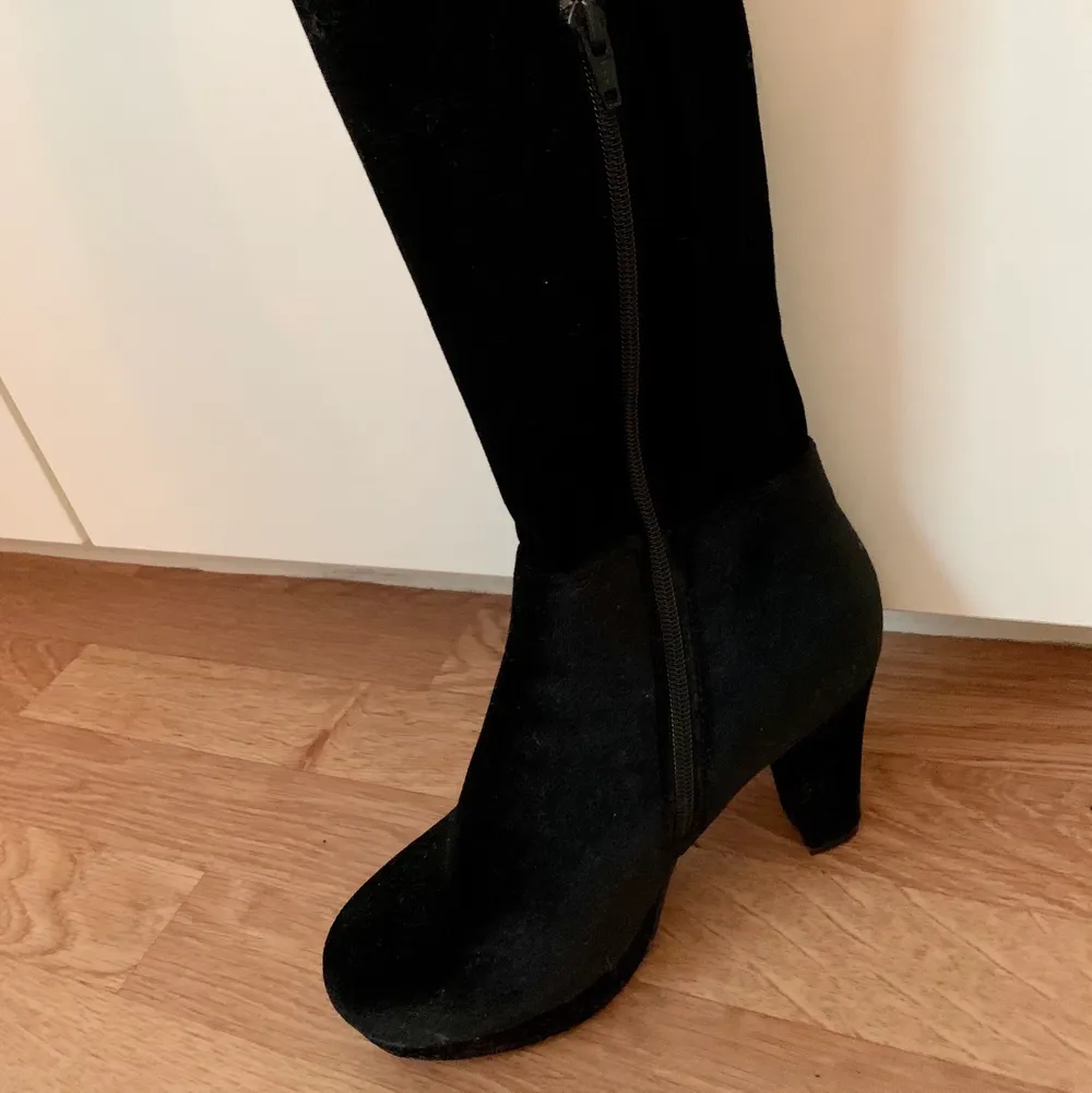 Svarta over the knee boots i ”sammet”🌼 Dragkedja på insidan av skon, bred bekväm klack och snöre för att dra åt upptill! Frakt tillkommer😊. Skor.