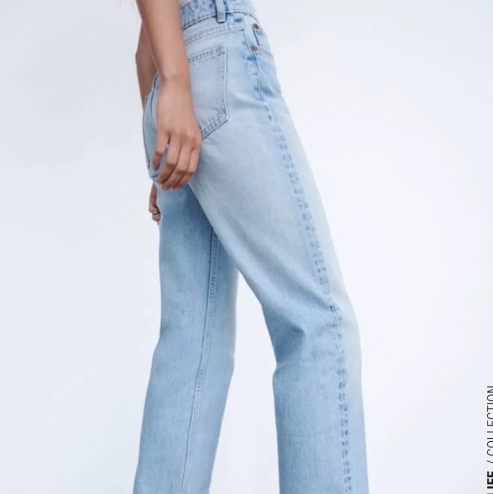 Jättefina mid Rise jeans i modellen ”jeans straight” från Zara i strlk 36 säljes då de var för små för mig. Helt oanvända med lappen kvar, enbart prövade. Ordinarie pris 359 kr, mitt pris 259kr. Kan inte skricka bilder med de på då jag inte får på mig de men om önskemål finns kan jag skicka bilder på själva plagget (bilderna är tagna från hemsidan)💘. Jeans & Byxor.