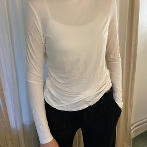 Vit polotröja  - Väldigt fin polotröja i skönt material! Superfin att ha under en T-shirt eller sweatshirt! Stretchig och skön!