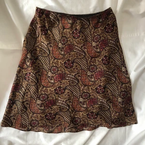 Brun paisley print kjol - Intressekoll på brun midikjol med paisley print! Märkt storlek 42 men sitter snyggt o lågmidjat på mig som bär 36/38. Stretchiga så passar allt däremellan! Köpare står för 48kr frakt. Högsta bud 200kr. Budgivning sker privat och avslutas när plagget markeras sålt 