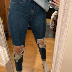 Slitna jeans från bikbok - Blåa väldigt högmidjade jeans med slitningar fram över knäna från bikbok. Storlek M men är mycket stretchiga så passar även S. Sätter sig väldigt fint på kroppen