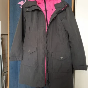 Jacka Kari Traa st.M - Säljer Kari Traa vattenavstötande jackan.Skalet är i dvå lager,innerjackan är fodrat med 100%värmande polyestervaddering.Köpte fel storlek för mitt barn,nästan oanvänd.Storlek M.