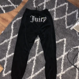  Juicy byxor storlek xs -  Jättefina Juicy byxor bra skick knappt använda säljer för tycker de är förstora för mig köparen står för frakt