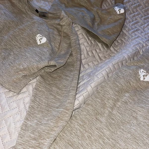 Träningsset womens best - Beige/grått träningsset i 3 delar ifrån womens best! I fint skick! Storlek s i tröja och byxor. Storlek xs i sport-bh 