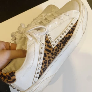 Sneakers Zara 🤩❣️🤎 - Super trendiga och snygga skor som ej kommer till användning, inget fel då jag använt dom Max 3 ggr. storlek 39💓 nypris 649kr, säljer för 249kr. Frakt står ev köper för