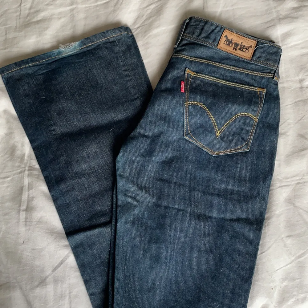 Sparsamt använda bootcutjeans från levis. Lite slitage längst ner (se bild 3). Byxorna är låga i midjan. Storlek S/XS💖. Farkut & Housut.