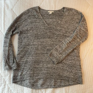 Svart/vit stickad tröja  - Svartvit stickad tröja från H&M. Lite längre bak än fram! 