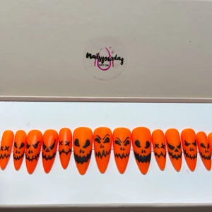 Lösnaglar - Lösnaglar ingår med nagelfil, Alkoholservett och lim.