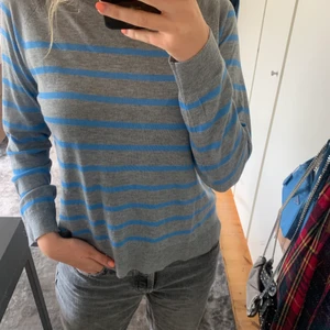 Randig tröja💙 - Säljer denna gråblå randiga tröjan!💙Använd 1 gång och i toppenskick men kommer inte till användning. Storlek M. Köparen står för frakt😊