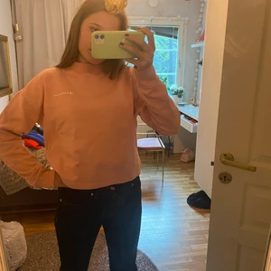 Champion sweatshirt - Säljer denna rosa sweatshirten från champion för 100kr+frakt. Storleken är L men passar xs-m lika bra💕