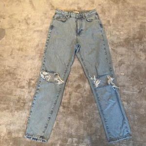 Jeans - Jeans i väldigt bra skick med hål vid knäna. Säljer för att dem är för stora. 