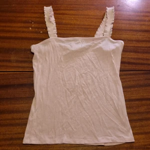 Ribbat linne rosa  - Ribbat rosa linne med detaljer på banden. 10 kr.Samfraktar vid köp av flera varor för 66 kr 🌸❣📦