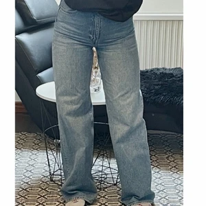 Monki Yoko Mid Blue jeans, storlek 25 - Jeans från Monki i storlek 25. Byxorna har gått upp lite längst ner på båda benen, se bild 3. Det är inte så märkvärdigt och utöver det är de i bra skick. Frakt tillkommer!💕