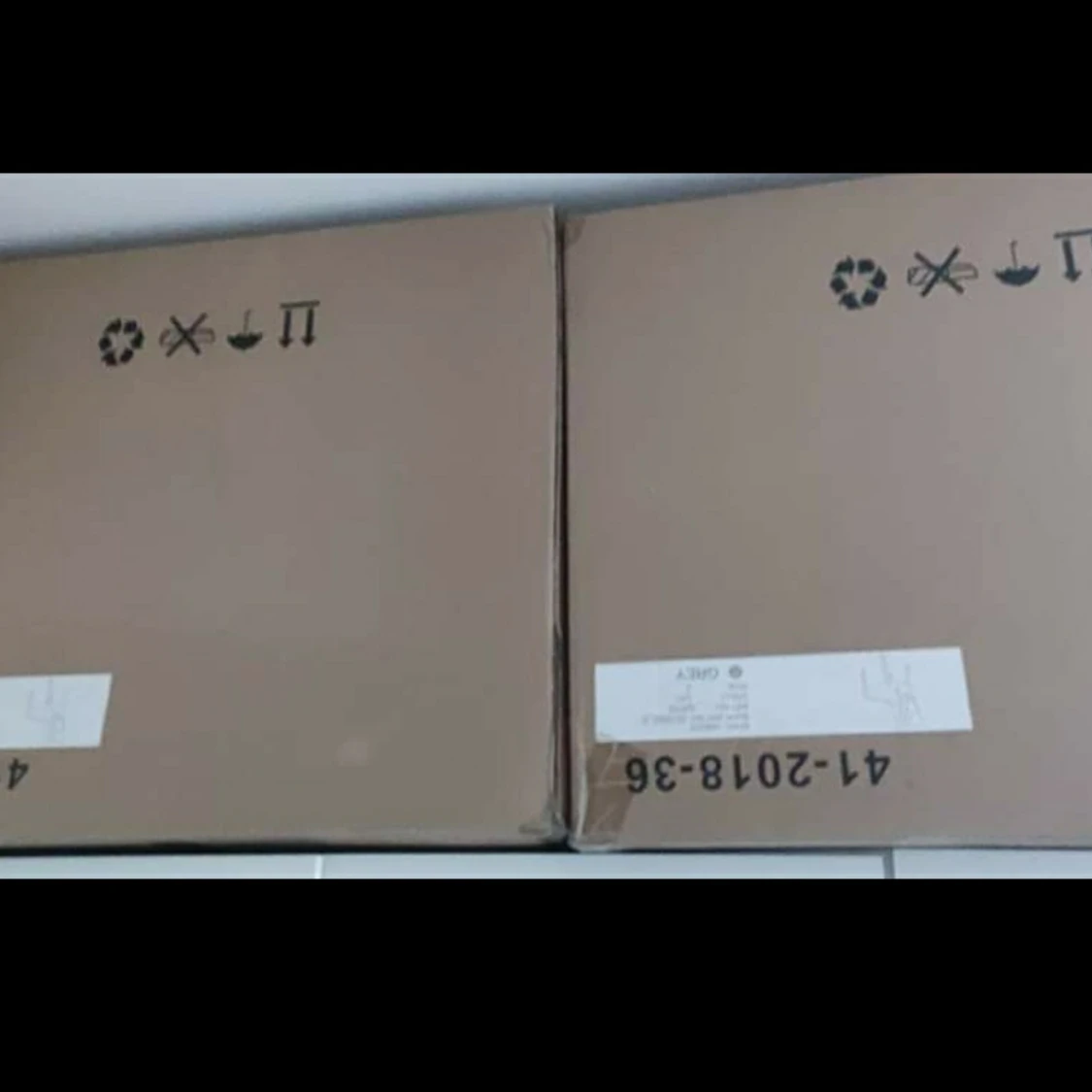 Stolar i oöppnad kartong