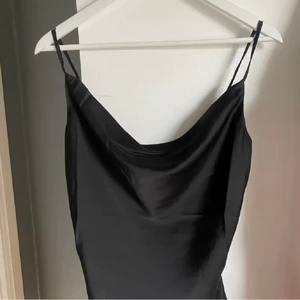 Siden linne - Fint och exklusivt linne från Gina! Strl 36 men banden är justerbara, helt felfri❤️ linnet känns väldigt lyxigt och är perfekt till fest