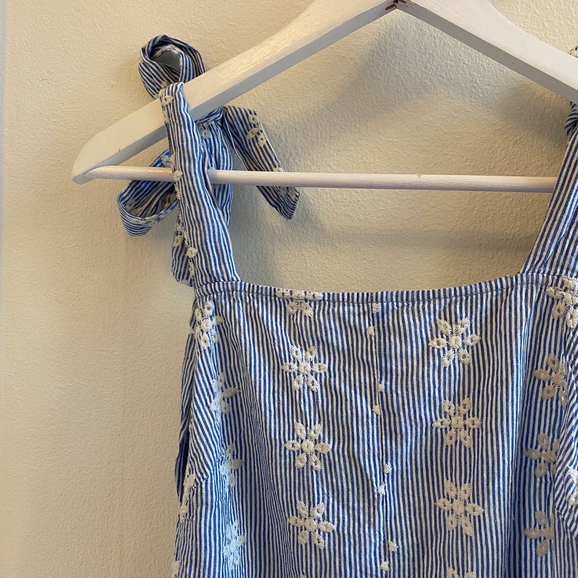 Klänning med brodyr